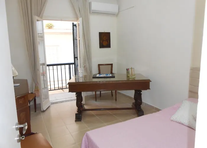 Elena's Old Corfu Town Апартаменты *